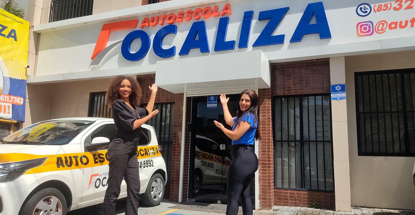 Equipe da Autoescola Focaliza na fachada da unidade